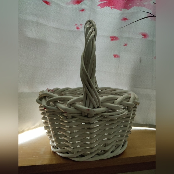 White basket - Picture 4 of 5